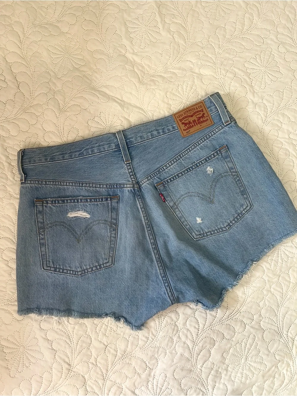 Woman’s High waisted button up Levi’s 501 shorts. Medium wash denim. W32